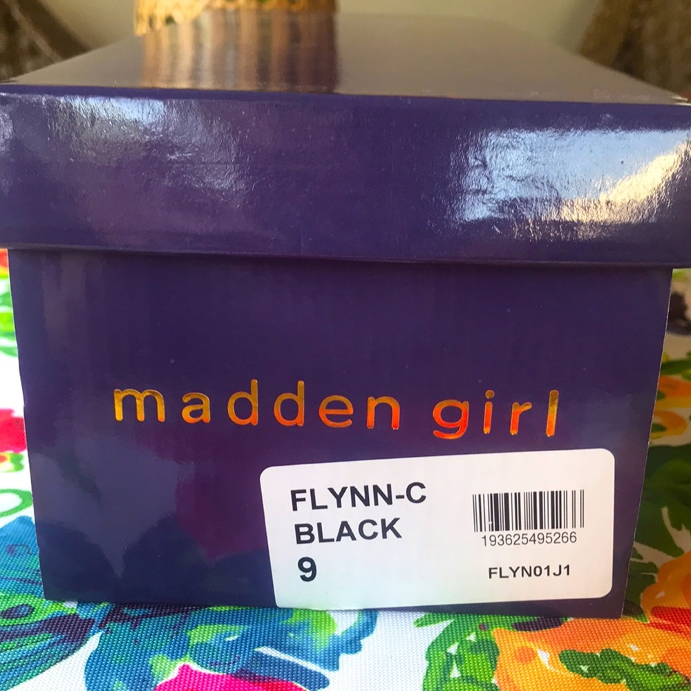 Brand New Madden Girl Flynn Black & Gold Sandals - Picture 16 of 16